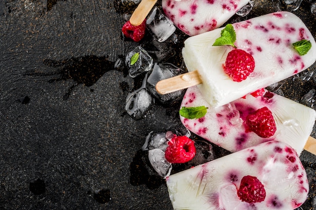 Letnie słodkie desery, domowe popsicles lodów ekologicznych z malin i jogurtu