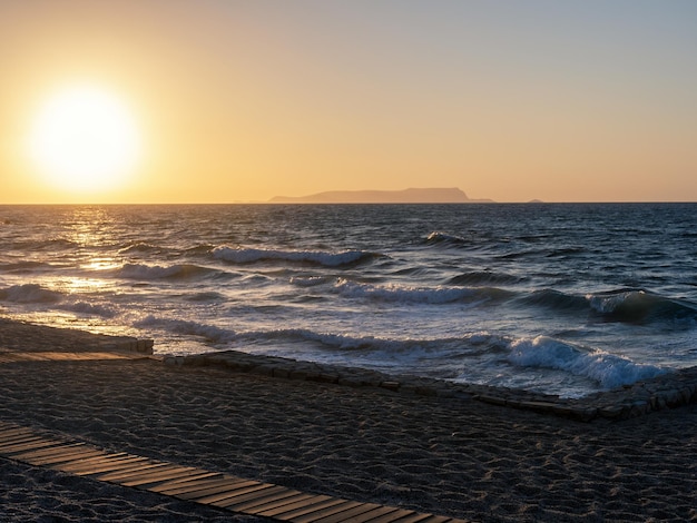 Letnie tło z tropikalną plażą podczas zachodu słońca