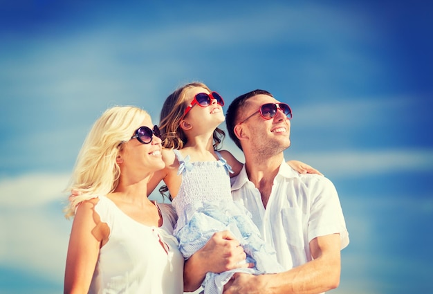 letnie wakacje, dzieci i ludzie koncepcja - szczęśliwa rodzina z błękitnym niebem