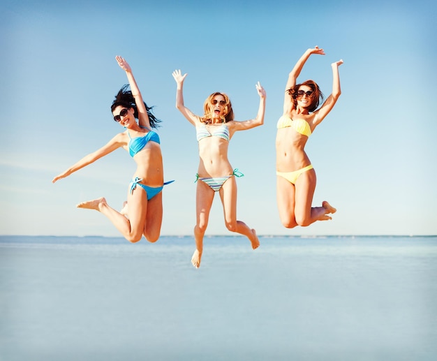 Letnie Wakacje I Wakacje - Dziewczyny Skaczące Na Plaży
