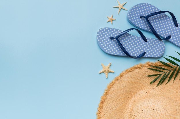 Letnie wakacje koncepcja płaski leżał słomkowy kapelusz akcesoria plażowe i ręcznik widok z góry Miejsce na koncepcję podróży tekstowej