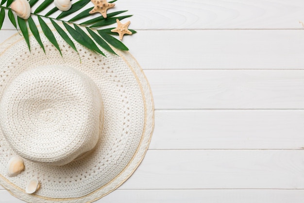 Letnie wakacje Letnia koncepcja ze słomkowym kapeluszem i tropikalnym liściem Płaska przestrzeń do kopiowania z widokiem z góry