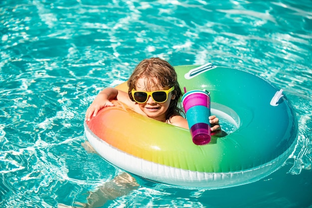 Letnie wakacje letnie dziecko weekendowy chłopiec w basenie dzieciak w aquaparku zabawny chłopiec na nadmuchiwanym