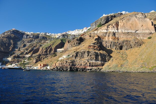 letnie wakacje na pięknej wulkanicznej wyspie santorini w grecji