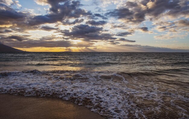 Letnie wakacje na tropikalnej plaży Rajska plaża z piaskiem i czystą wodą morską Plaża nad oceanem