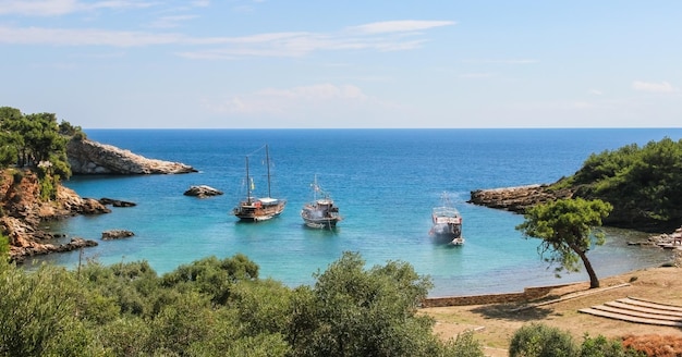 Letnie wakacje na wodzie tirquaz plaży Aliki na greckiej wyspie Thasos lub Thassos na Morzu Egejskim