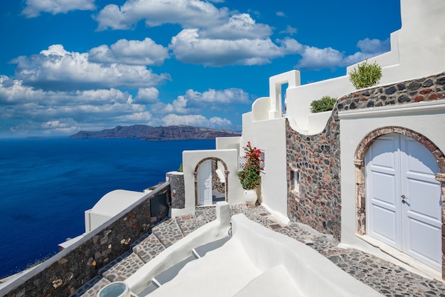 Letnie wakacje panorama, luksusowe słynne miejsce w Europie. Biała architektura na Santorini, Grecja.