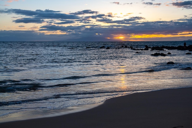 Letnie wakacje, tło wakacje tropikalnej plaży i błękitnego morza. Hawaje plaża.