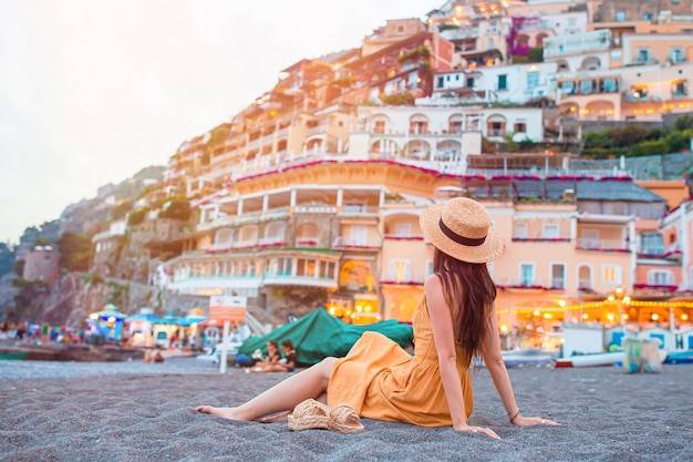 Letnie wakacje we Włoszech. Młoda kobieta w Positano wiosce, Amalfi wybrzeże, Włochy