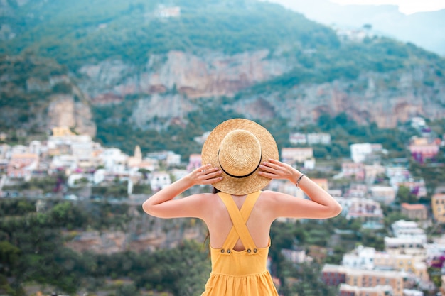 Letnie Wakacje We Włoszech, Młoda Kobieta We Wsi Positano