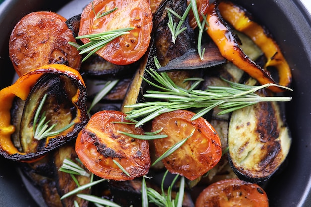Letnie warzywa grillowane na patelni smażone bakłażany i pomidory