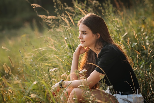 Letnie zdjęcie dziewczynki na tle trawiastej łąki 3658