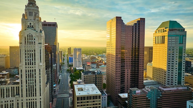 LeVeque Tower i Vern Riffe State Office Tower na wschodzie słońca ze złotym oświetleniem