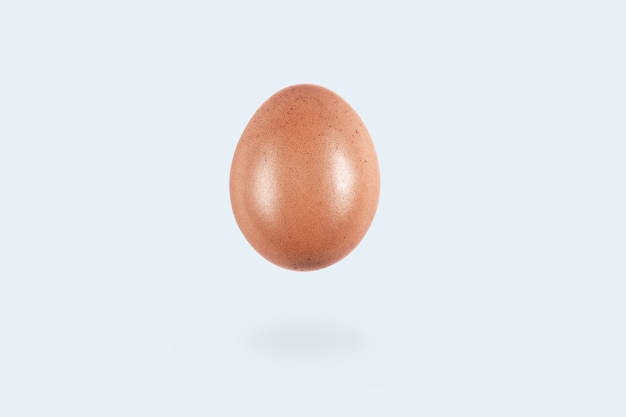 Lewitujące jajko na jasnym tle, koncepcyjne pocztówki wielkanocne