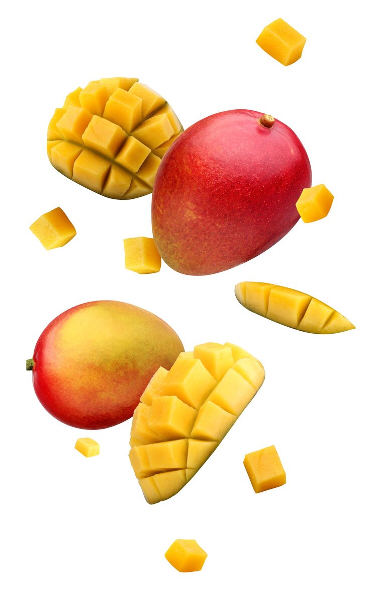 Lewitujące mango na białym tle całe połówki owoców i kawałki unoszące się w powietrzu