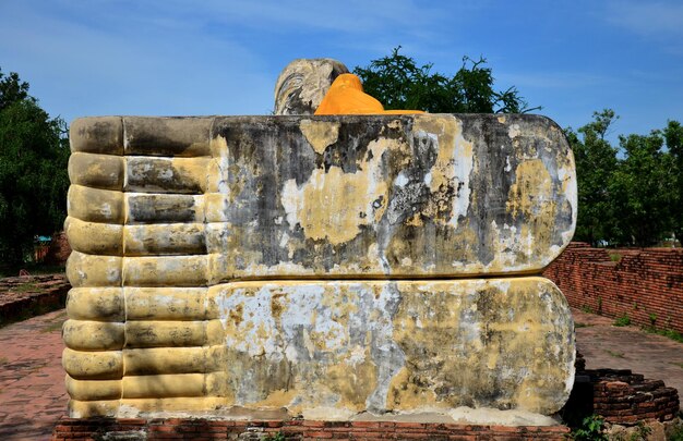 Leżący Budda świątyni Wat Lokayasutharam w Ayutthaya Tajlandia