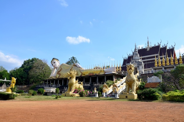 Leżący posąg Buddy Wat Phra That Suthon Mongkhon Khiri w Phrae Tajlandia