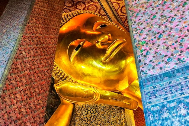 Leżący złoty posąg Buddy twarz Wat Pho Bangkok Tajlandia