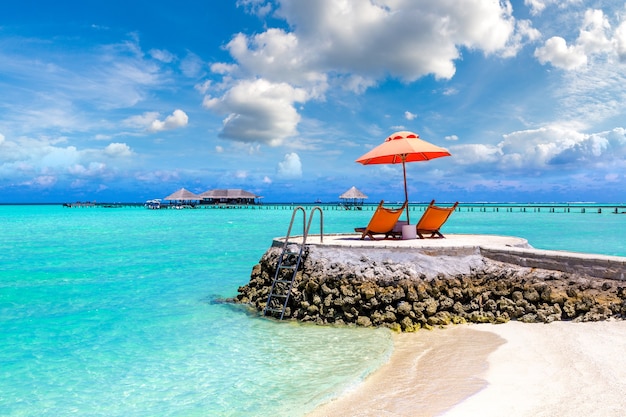 Leżak I Parasol Na Tropikalnej Plaży Na Malediwach