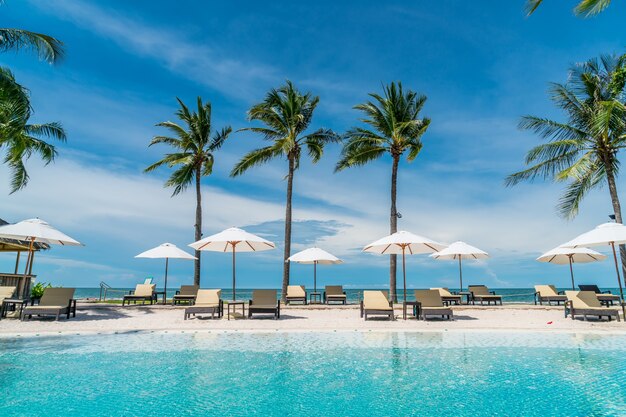 leżak plażowy wokół basenu w ośrodku hotelowym z plażą morską - koncepcja wakacji i wakacji
