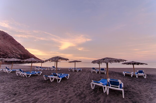 Leżaki I Parasol Na Tropikalnej Plaży