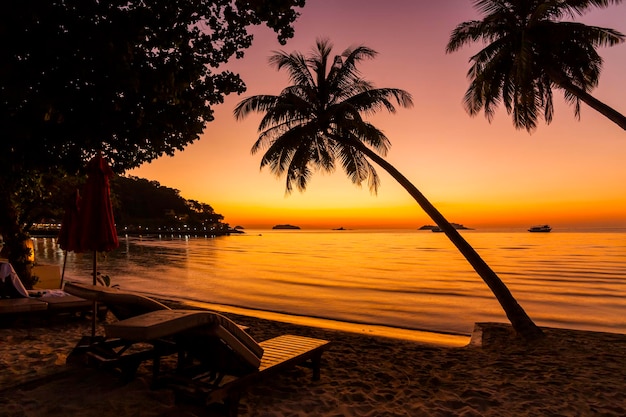 Leżaki na brzegu tropikalnej wyspy Koh Chang Tajlandia