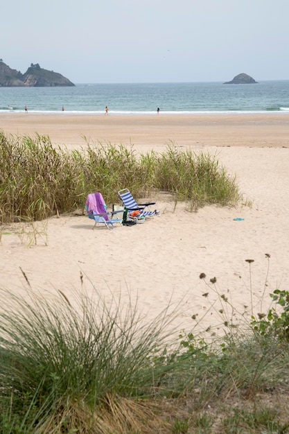 Leżaki na plaży Abrela, Galicja, Hiszpania