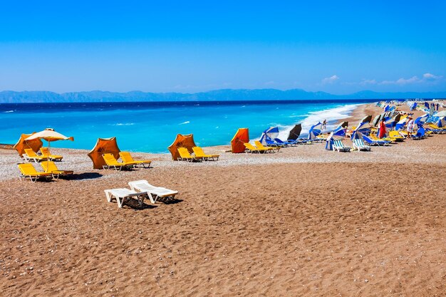 Leżaki na plaży Rodos w Grecji