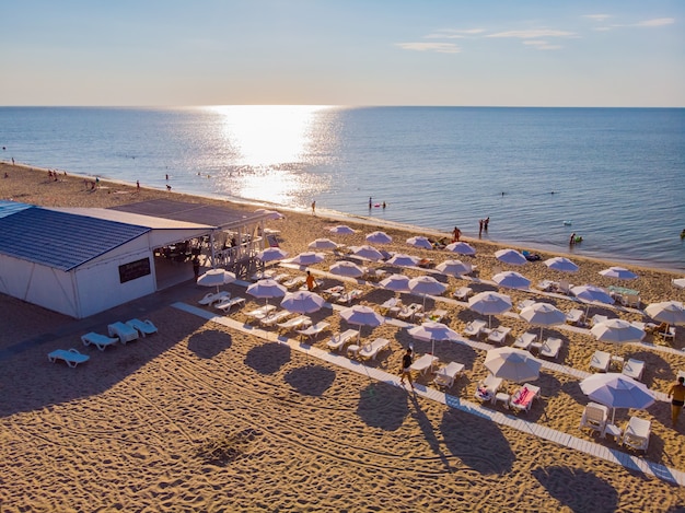 Leżaki na plaży w Miami Latem z lotu ptaka