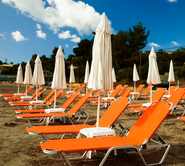 Leżaki z parasolami na pięknej plaży