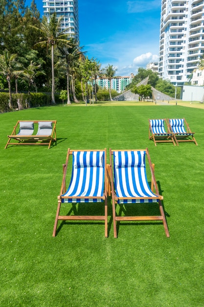 Leżaki Z Parasolem Na Plaży