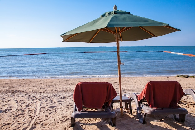 Zdjęcie leżaki z parasolem odkryty basen na plaży.