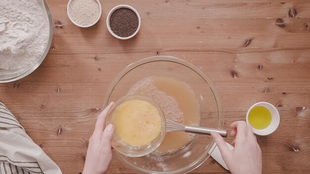 Leżał płasko. Krok po kroku. Mieszanie składników organicznych w szklanej misce, aby upiec chałkę.