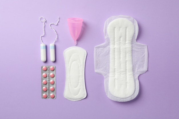 Leżał Płasko Z Koncepcją Okresu Menstruacyjnego Na Fioletowej Powierzchni