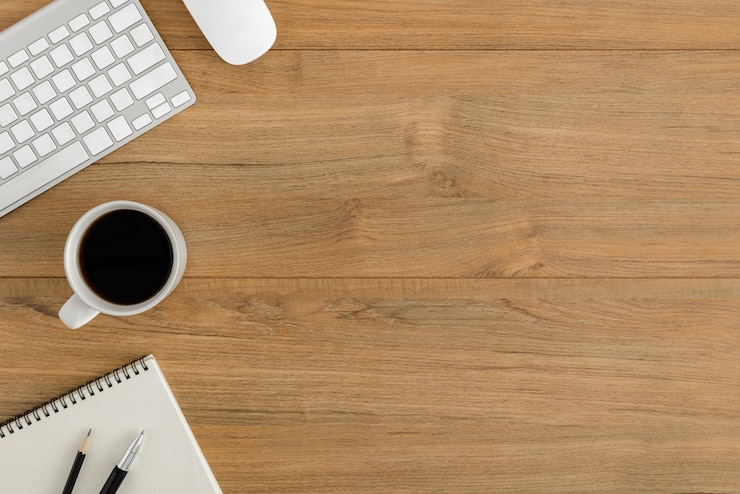 Zdjęcie leżał, widok z góry drewniane biurko biuro workspace