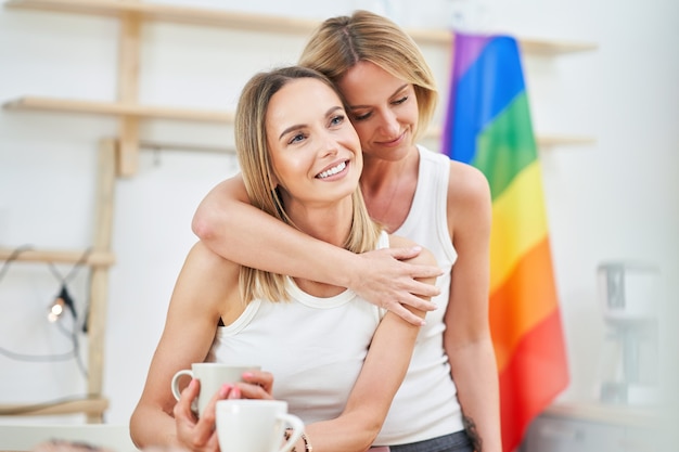 Lgbt para lesbijek miłosne chwile w koncepcji szczęścia w kuchni