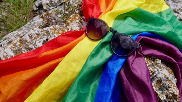 Lgbt Tęczowa Flaga Pokoju W Okularach Przeciwsłonecznych