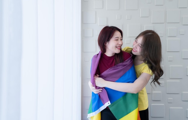 LGBTI pary zakrywają tęczą flagi wokół swoich bliskich, aby utrzymać ciepło i patrzeć na ich