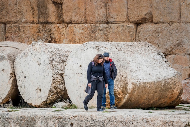 Liban Baalbek, 22 lutego 2020 r.; Turyści spacerują po terenie kompleksu świątynnego Baalbek, mężczyzna i kobieta na tle ogromnych cyklopowych kamiennych kolumn