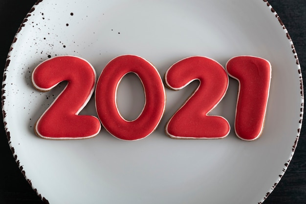Liczby 2021 Z Piernika 2021 Na Białym Talerzu, Z Bliska. Koncepcja Nowego Roku.