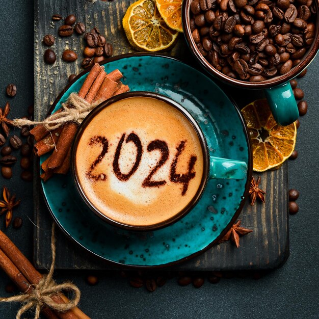 Liczby 2024 Kubek cappuccino z cynamonem dekoracja noworoczna na ciemnym tle