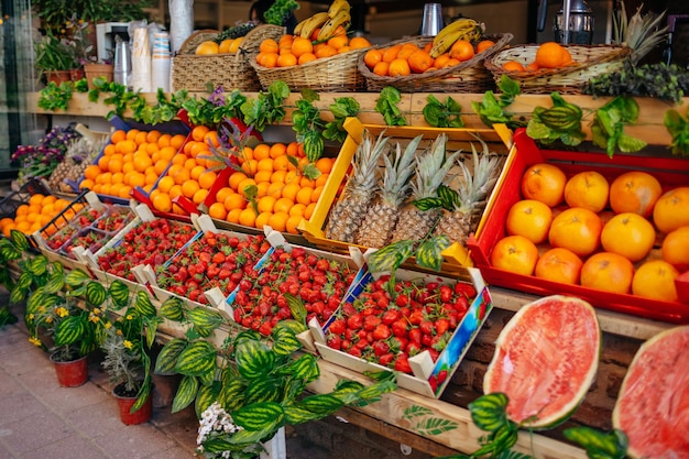 Licznik rynku owoców z asortymentem świeżych owoców na sprzedaż
