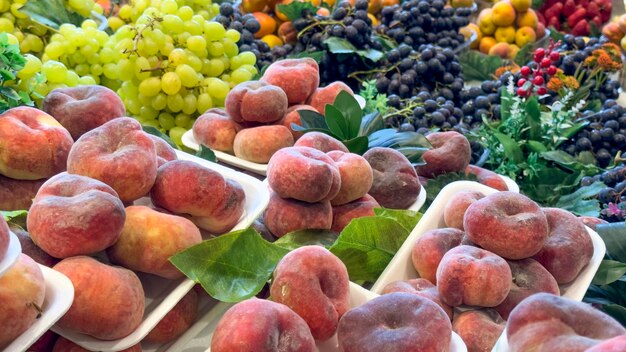 Zdjęcie licznik spożywczy świeże owoce na sprzedaż zbliżenie brzoskwinia