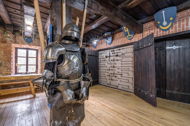 LIDA BIAŁORUŚ MAJ 2021 Wnętrze holu w starym zamku z drewna i kamienia z eksponatami muzealnymi