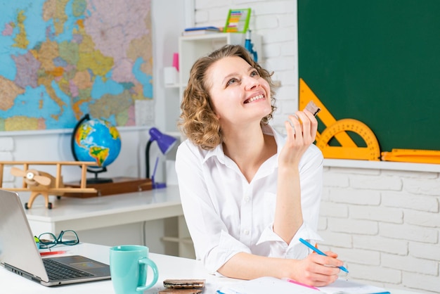 Lider nauczyciela. Student studiujący w klasie. Współczesny nauczyciel hipster nauczający w szkole. Studentka robienia notatek z książki w bibliotece.