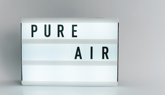 Light box z nagłówkiem PURE AIR z copyspace, na białym tle