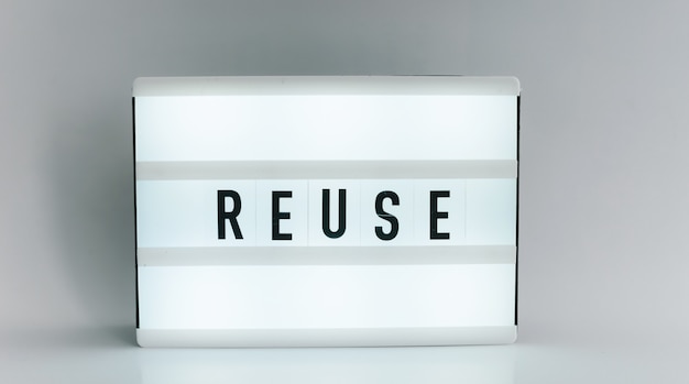 Light box z nagłówkiem REUSE z copyspace, na białym tle