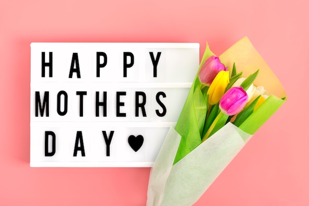 lightbox z cytatem Szczęśliwy dzień matki, kolorowe tulipany na różowym tle.