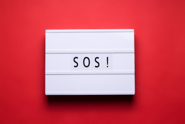 Lightbox z napisem „SOS!”