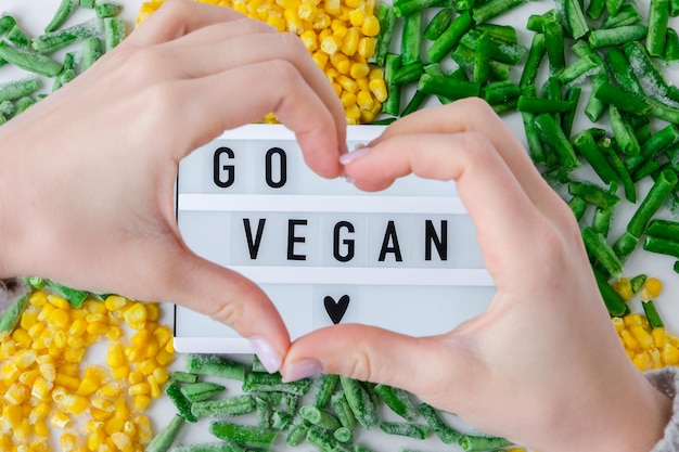 Zdjęcie lightbox z tekstem go vegan mrożone warzywa jedzenie żółtej kukurydzy zielonej fasoli kolory ruchu drogowego